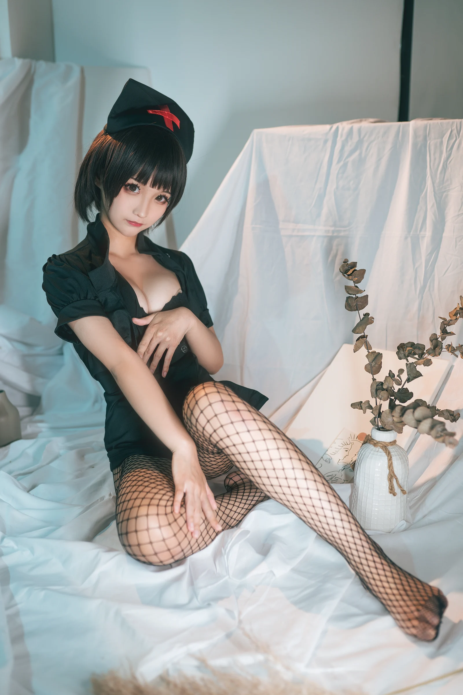 (3)
